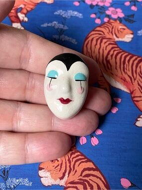 Vintage ceramic Harlequin/Pierrot face brooch/pin